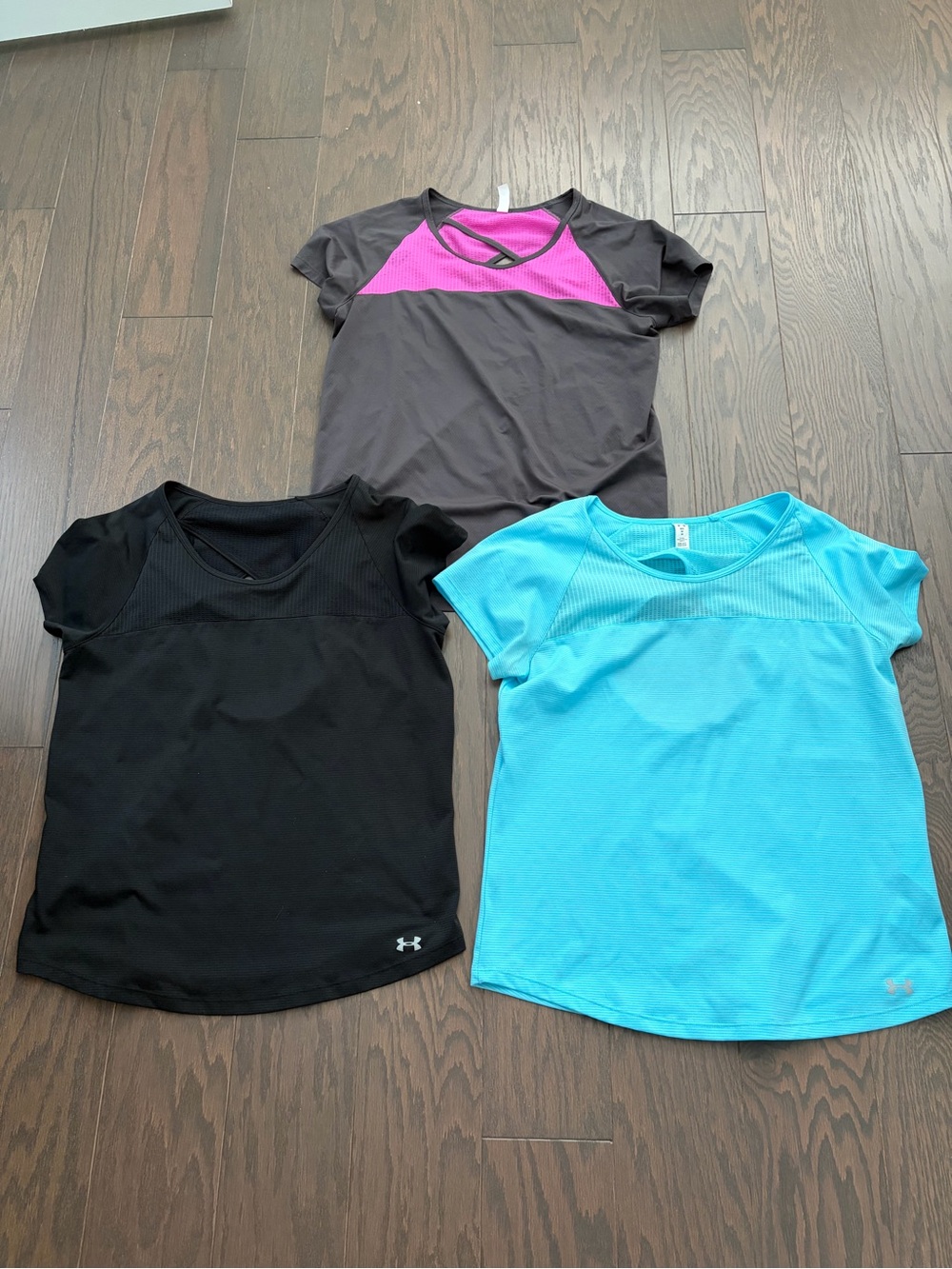 Under Armour HeatGear Women’s Scoop Neck Short Sleeve, open back, Lot 3, Size M